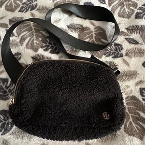 Lululemon everywhere belt bag